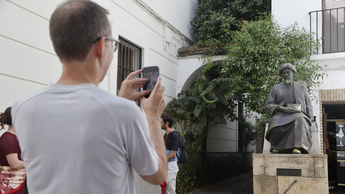 El Ayuntamiento denuncia ante la Policía la pintada a Maimónides como "agresión al patrimonio" y la califica de "mensaje de odio"