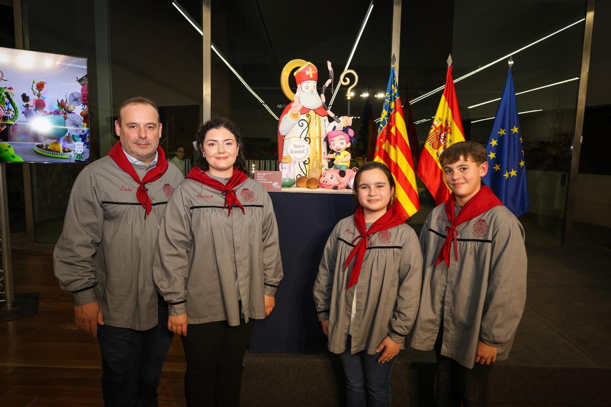 Integrantes de Sant Roc con su ninot indultat de Sant Blai.