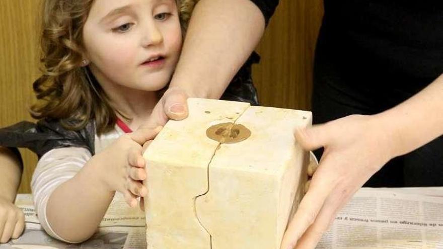 Una niña aprende a hacer una &#039;buguina&#039;.