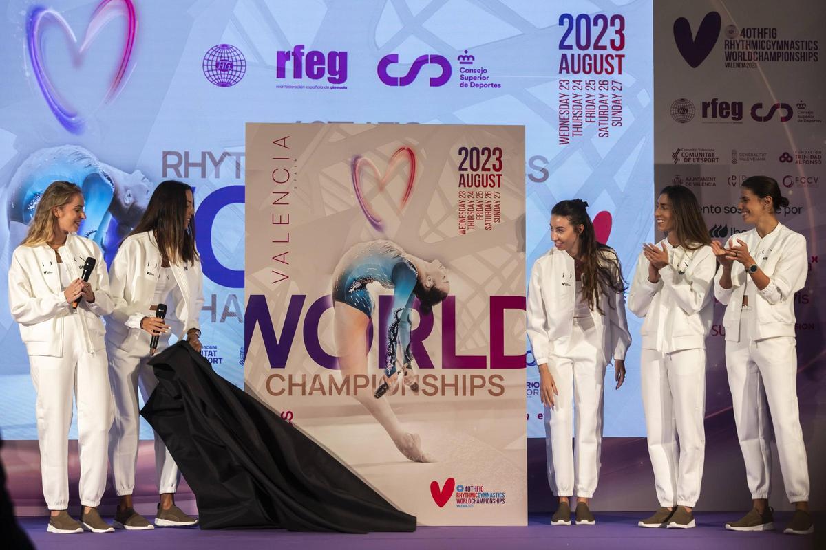 Las embajadoras con el cartel oficial