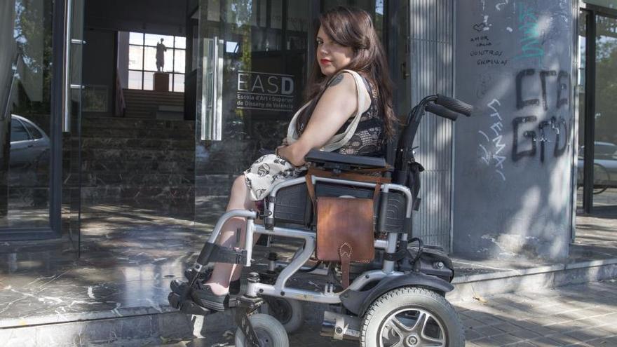 Una estudiante en silla de ruedas pide a Educación ascensor y rampa desde hace un año