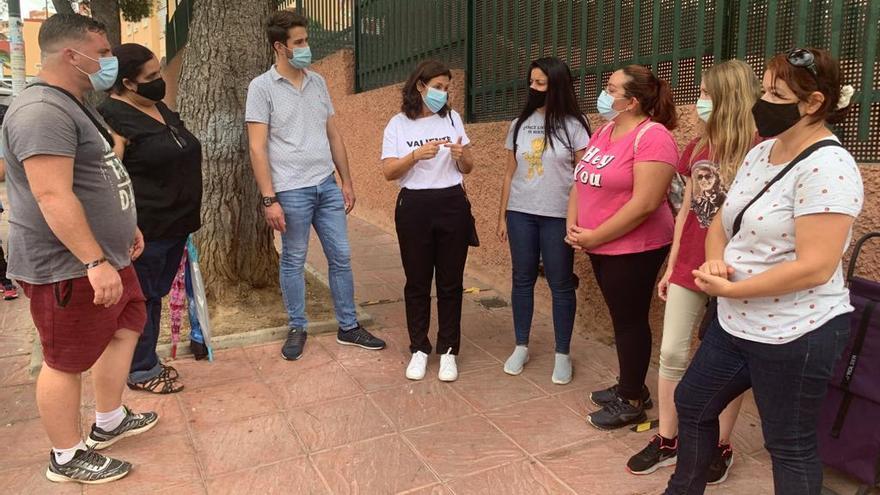 Rosa del Mar Rodríguez, en el centro, con padres y madres del AMPA.