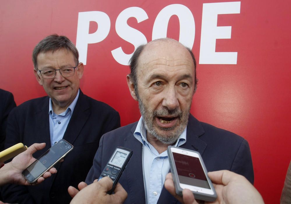 El ex secretario general del PSOE, Alfredo Pérez Rubalcaba, y el secretario general del PSPV-PSOE, Ximo Puig, atienden a los medios de comunicación durante un acto electoral del PSPV-PSOE en Petrer