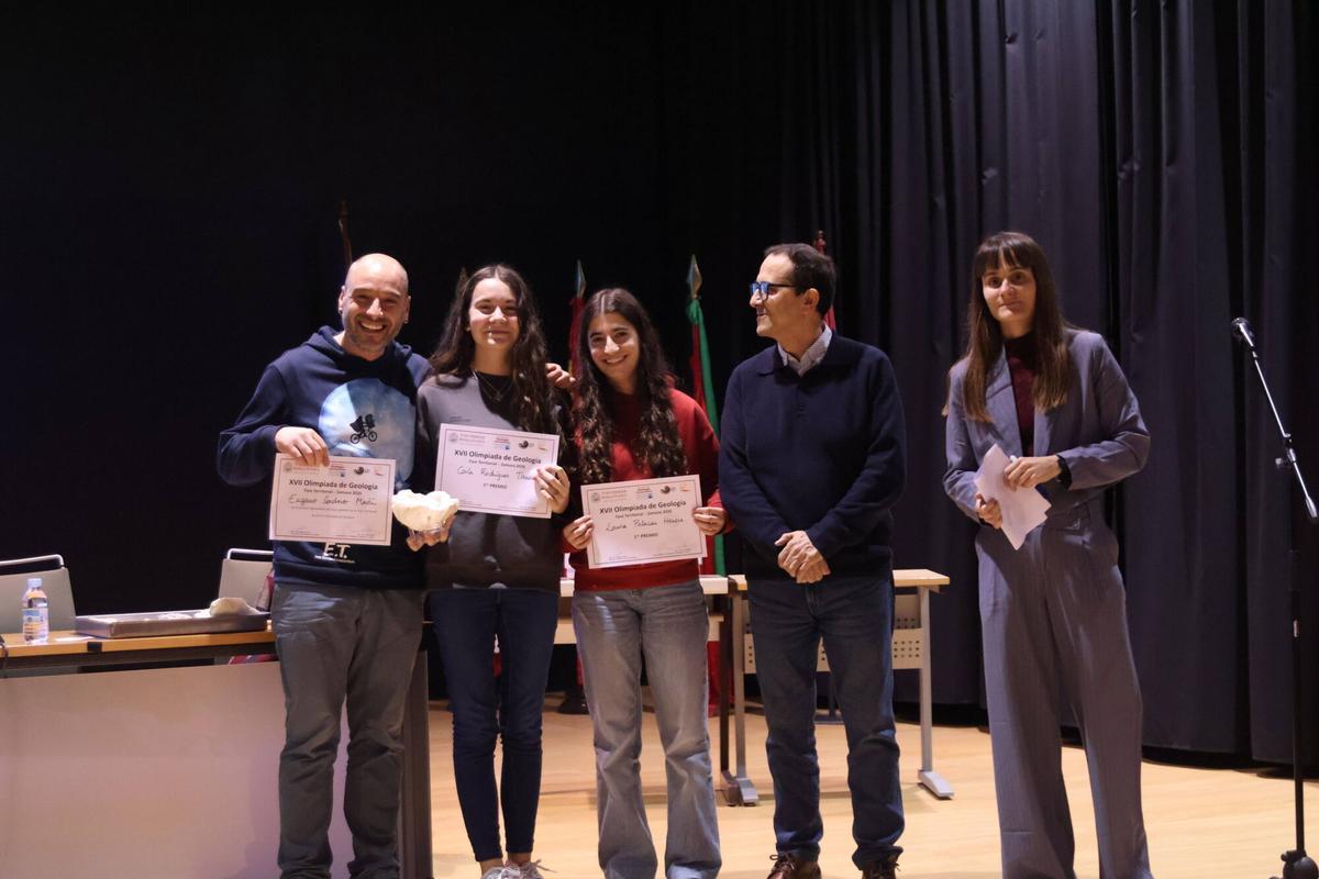 Las ganadoras, en la entrega de premios de la Olimpiada de Geología.