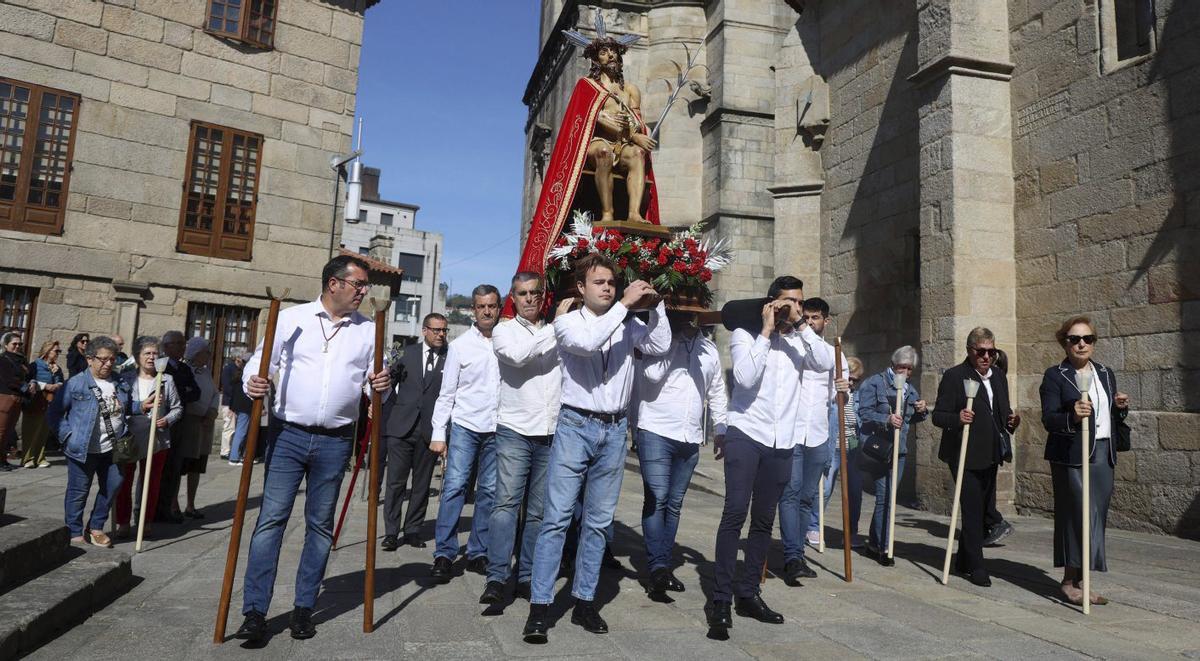 Dos momentos del traslado del Ecce Homo hasta O Burgo. | GUSTAVO SANTOS