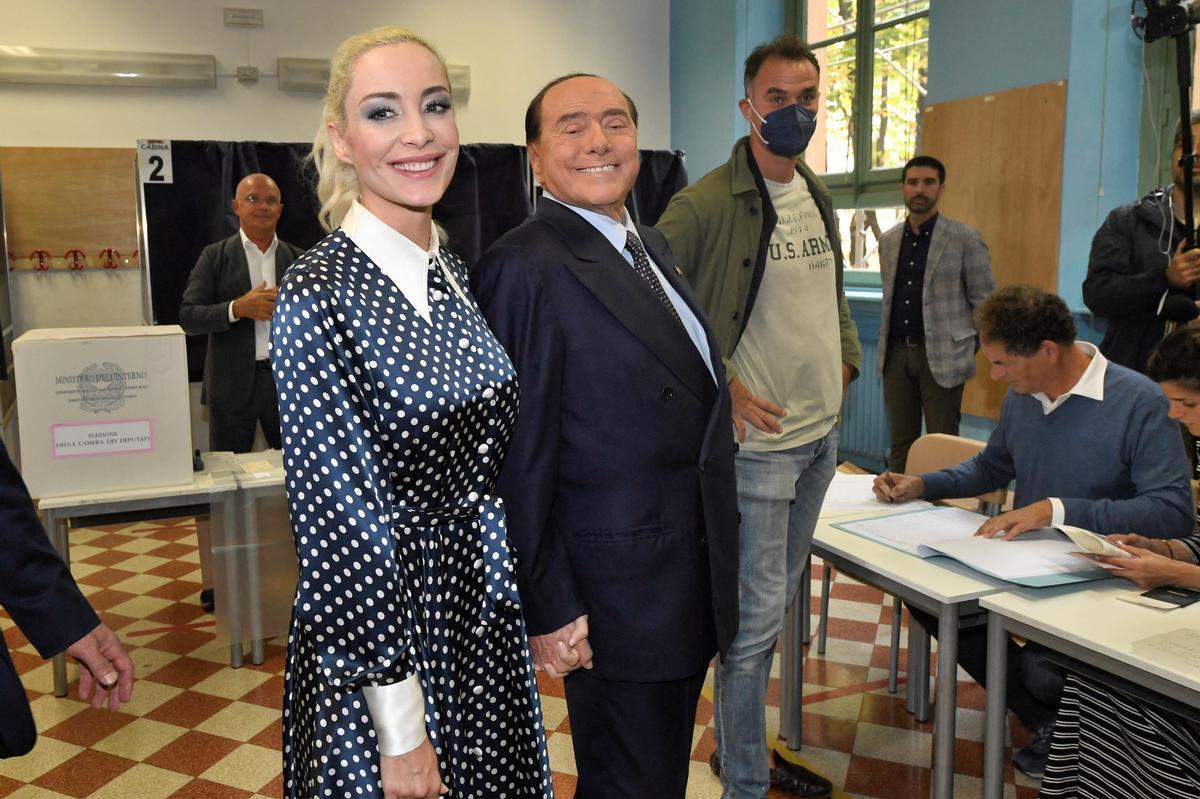El líder de Forza Italia, Silvio Berlusconi, y su pareja, Marta Fascina, votan en Milán.