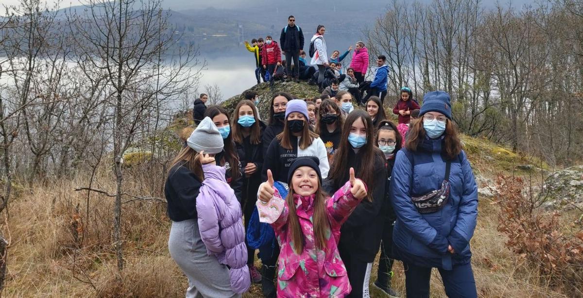 Arriba, foto de familia de los participantes junto al Lago de Sanabria. Abajo, control anti-Covid. | Ch. S.