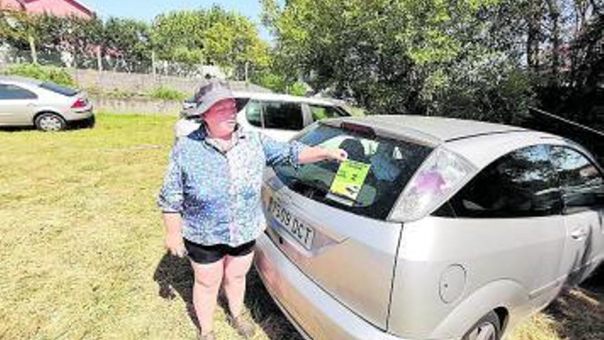 Pilar Fernández numera un coche con la tarjeta.