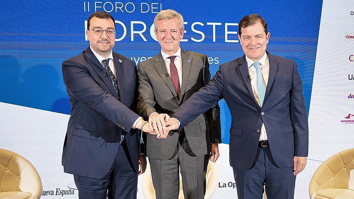 El presidente de Asturias, Adrián Barbón; el presidente de Galicia, Alfonso Rueda; y el presidente de Castilla y León, Alfonso Fernández Mañueco, intervienen en el II Foro del Noroeste.