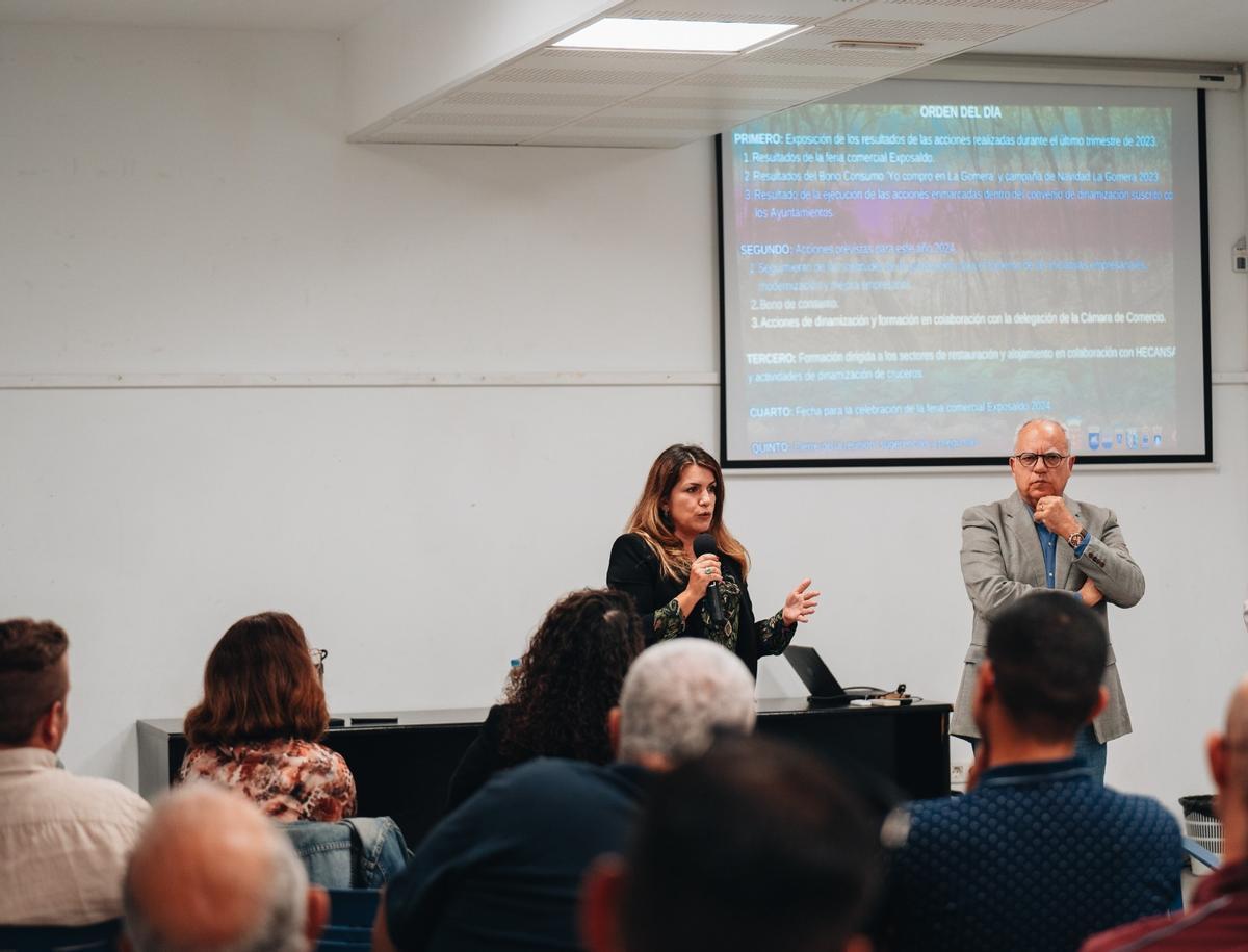 La consejera insular María Isabel Méndez se dirige a los asistentes de una reunión en presencia de Casimiro Curbelo.
