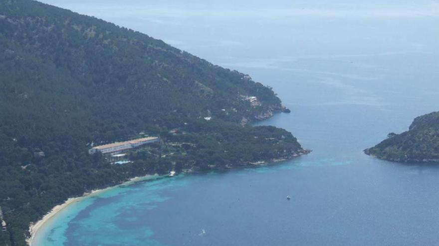 Vista general del hotel Formentor y de parte de su entorno protegido por diferentes figuras comunitarias.