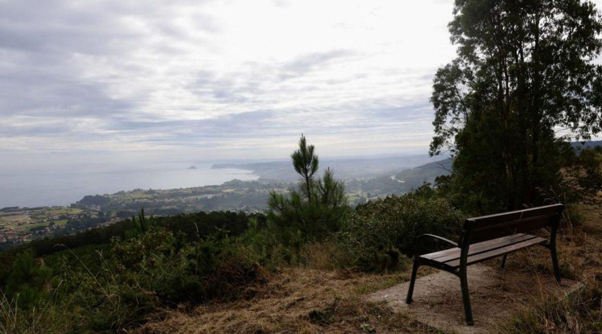 Sobre estas líneas se puede ver la ermita de Santa Ana, la cruz de Montarés, situada en el punto más alto de la colina, y un pequeño banco colocado para disfrutar del paisaje. | MIKI LÓPEZ
