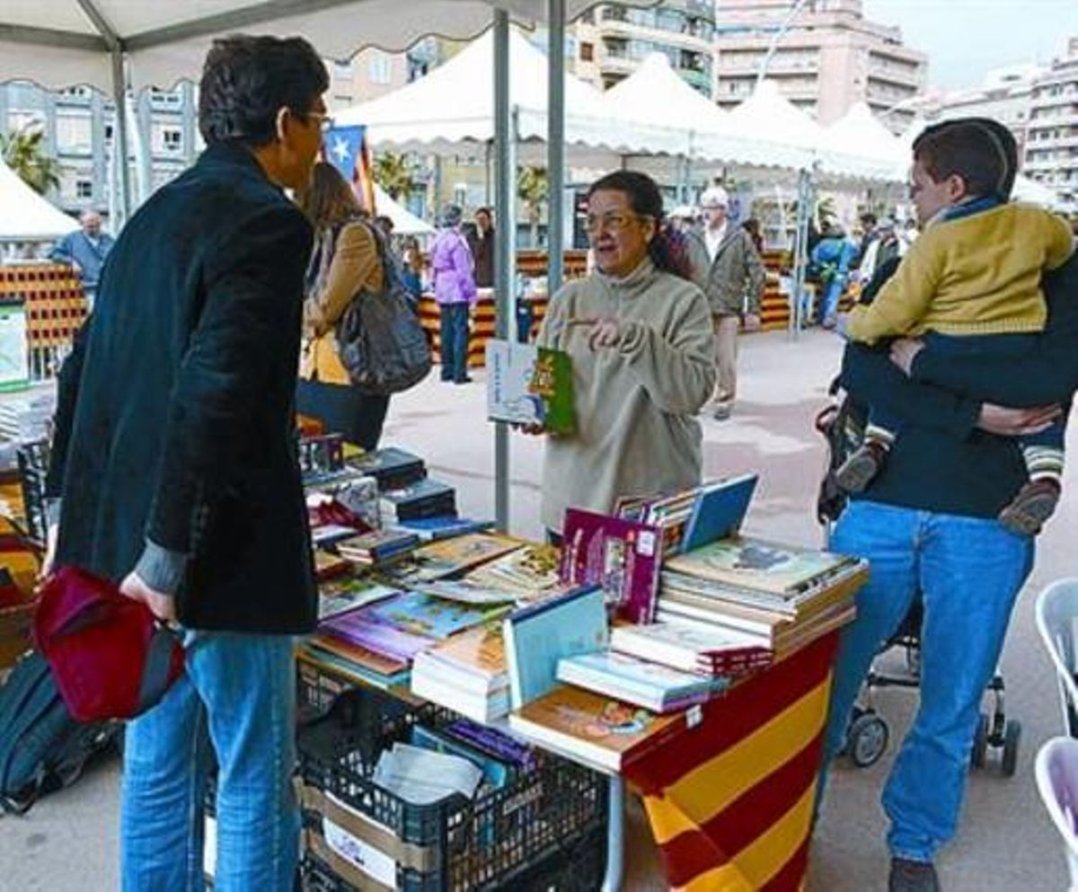 Una de les parades de llibres a la Ronda del Guinardó, diumenge.