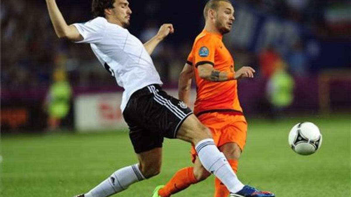 El holandés Sneijder (derecha) y el alemán Hummels disputan un balón.
