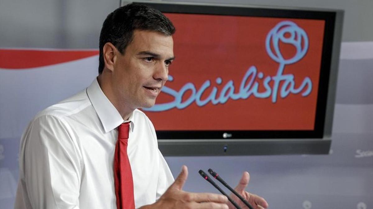 El secretario general del PSOE, Pedro Sánchez, en la rueda de prensa que ha ofrecido este lunes en la sede del partido.