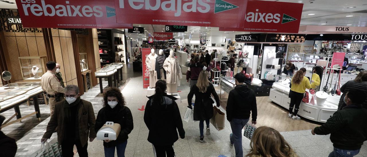 El gran comercio ha iniciado hoy sus rebajas de invierno