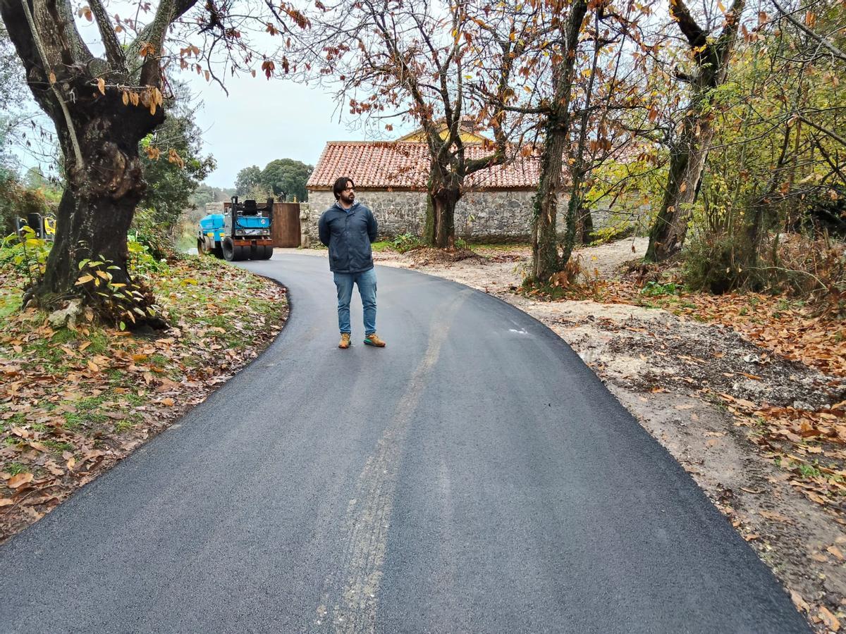 El alcalde de Llanes en el camino de Carabascones, en Porrúa.