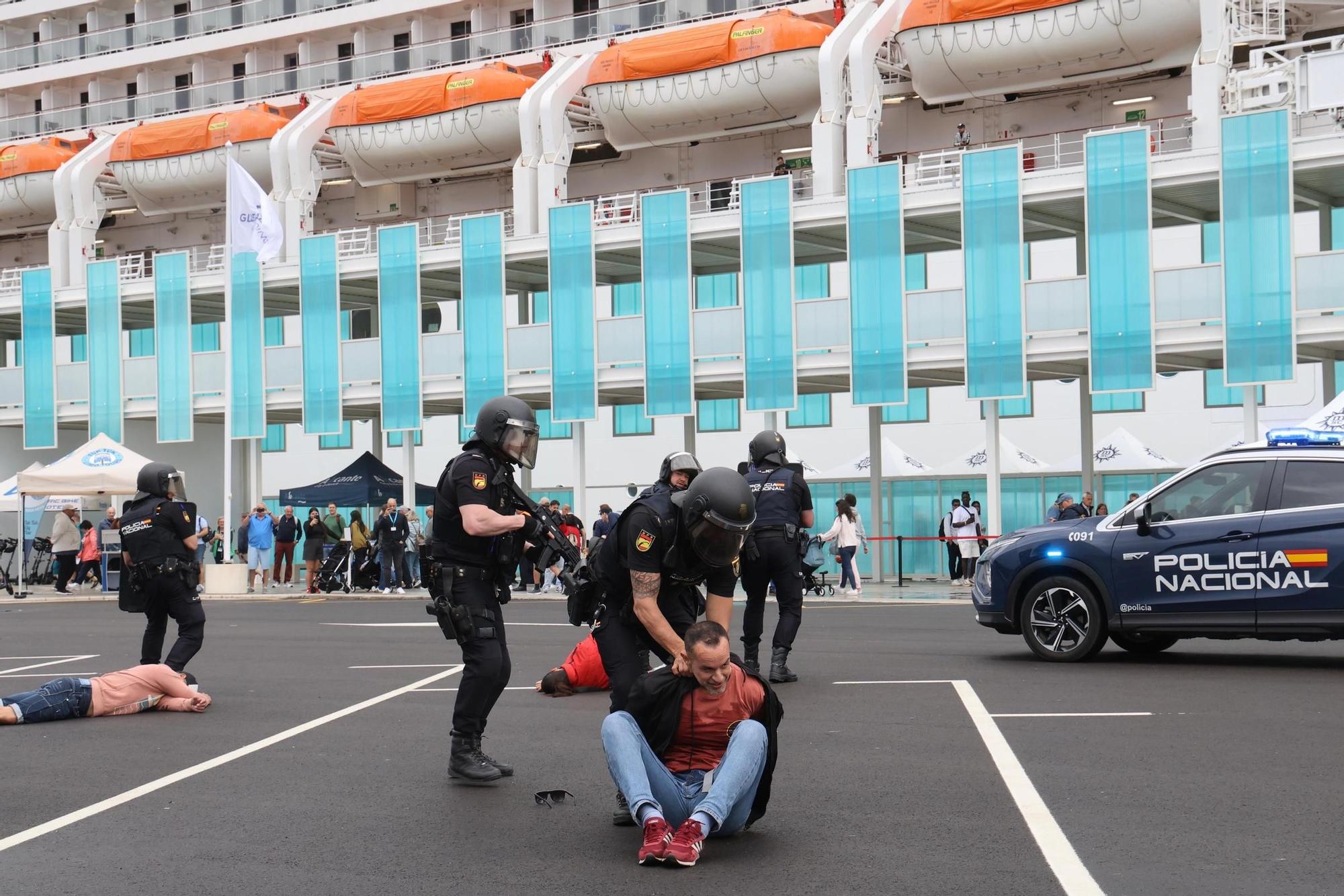 Simulacro de atentado terrorista realizado por la Policía armada en el puerto de Alicante