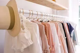 Poner la percha al revés en el armario: el truco para hacer "limpieza" de ropa