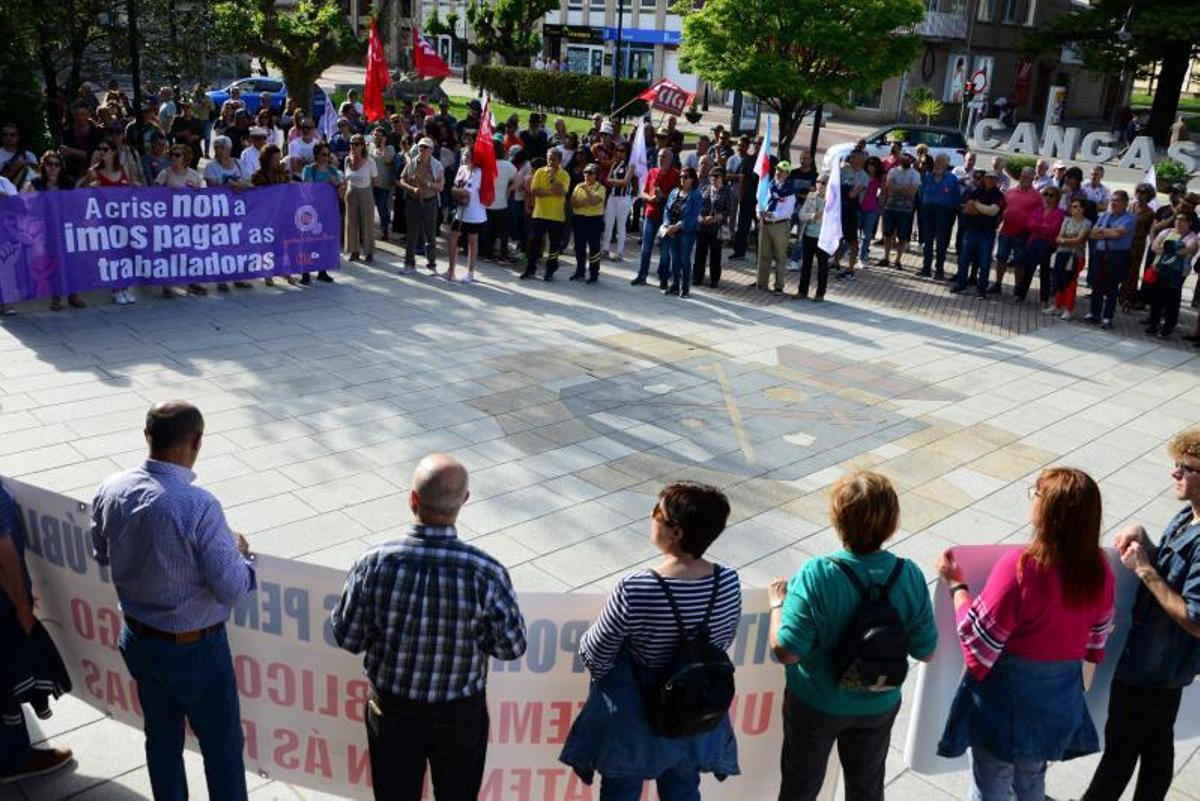 Asistentes, a la llegada a la Praza do Concello canguesa. |   // GONZALO NÚÑEZ