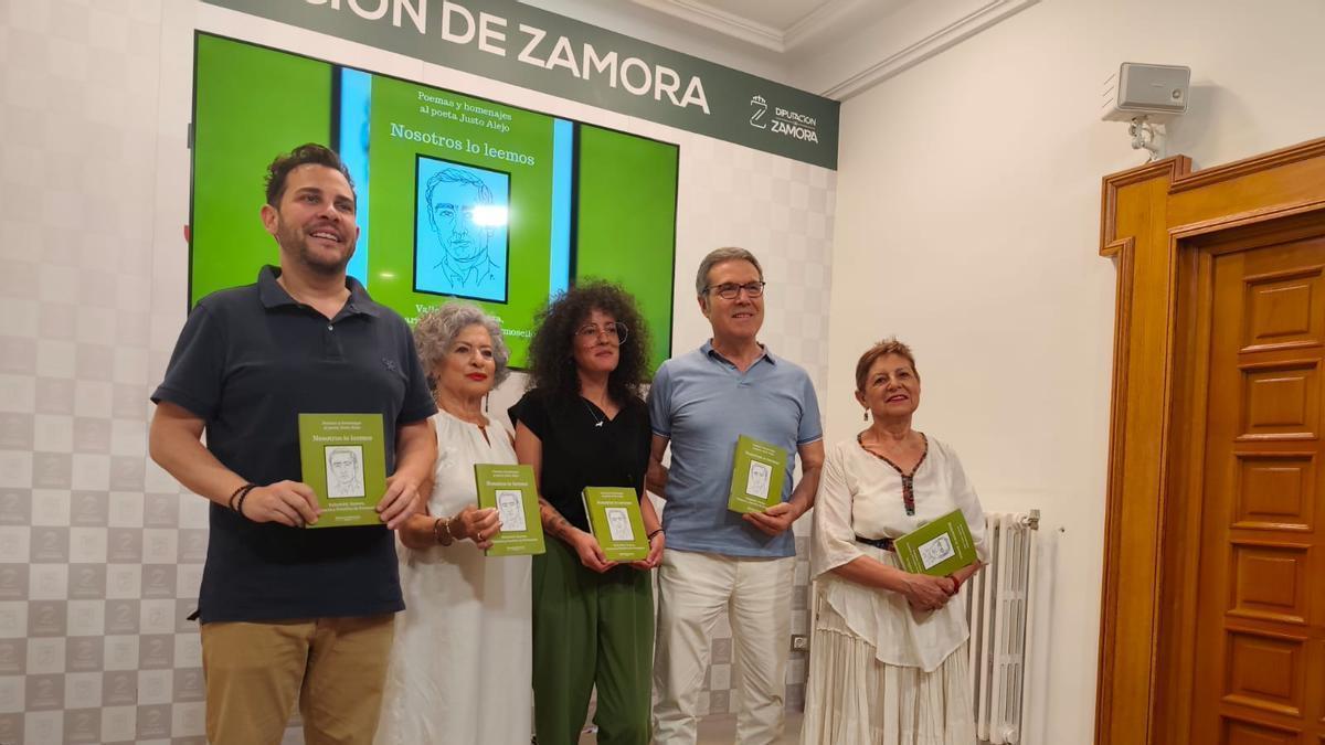 La obra colectiva ‘Nosotros lo leemos’ revive la poesía de Justo Alejo con textos de una treintena de autores y dibujos actuales