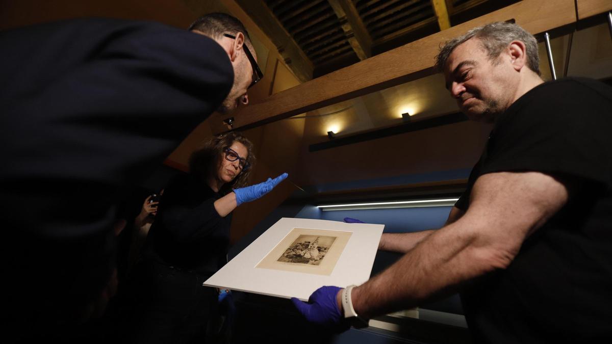 Primer cambio de grabados de la exposición 'Goya, del Museo al Palacio'