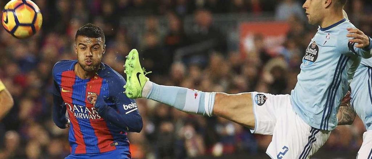 Hugo Mallo despeja un balón ante Rafinha en una visita del Celta al Camp Nou en marzo de 2017. // Efe