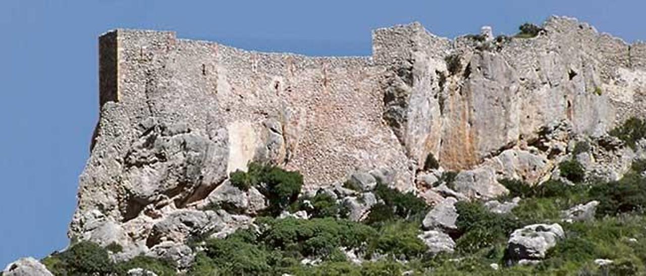 Es, junto a Alaró y Santueri, uno de los tres castillos roqueros de Mallorca.