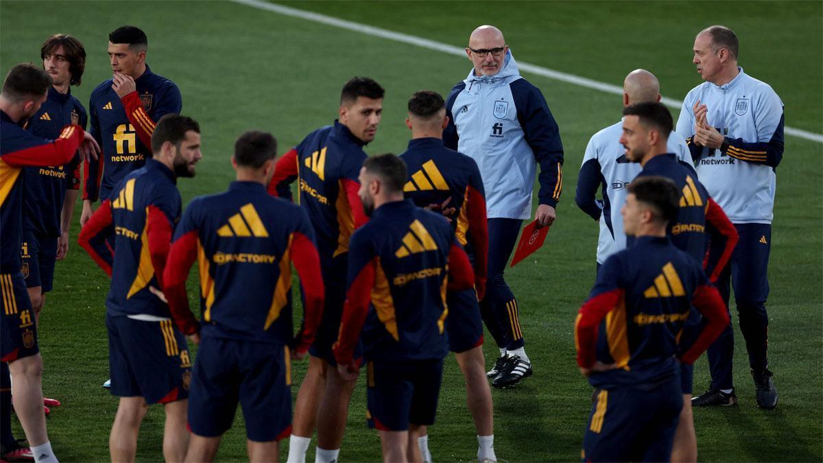 Imagen de un entrenador de la selección española a las órdenes de Luis de la Fuente.