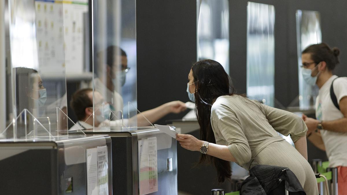 Pasajeros con sus maletas en el aeropuerto de Madrid.