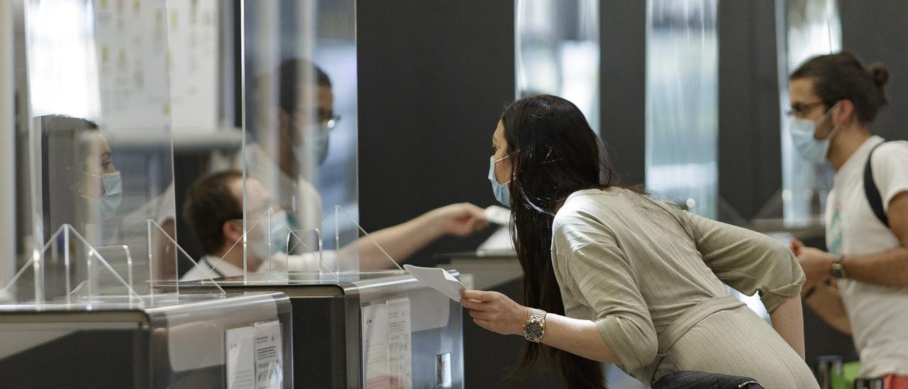 Pasajeros con sus maletas en el aeropuerto de Madrid.