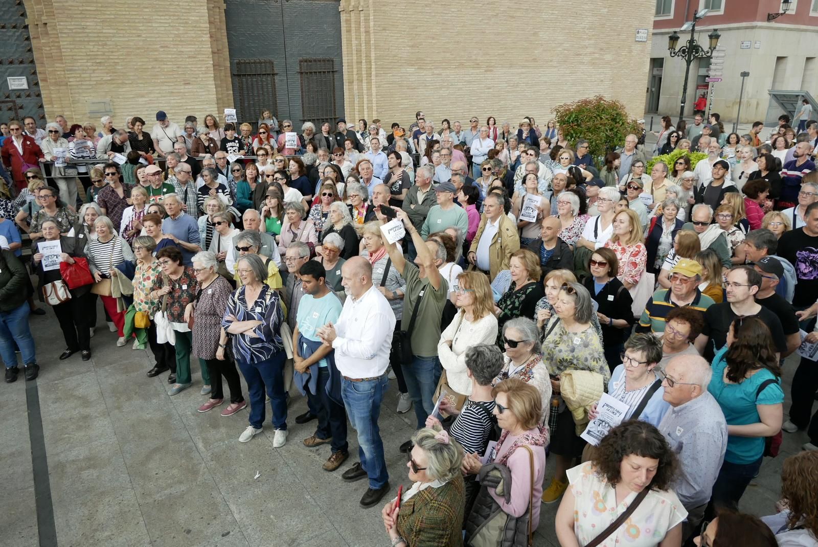 En imágenes | El abrazo a la Lonja de Zaragoza