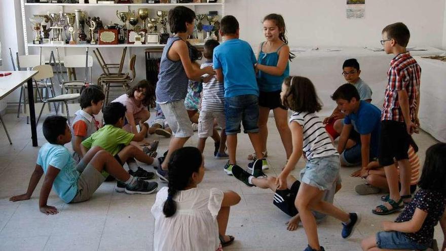 Los niños disfrunta del taller &quot;La máquina del tiempo&quot; en La Horta.