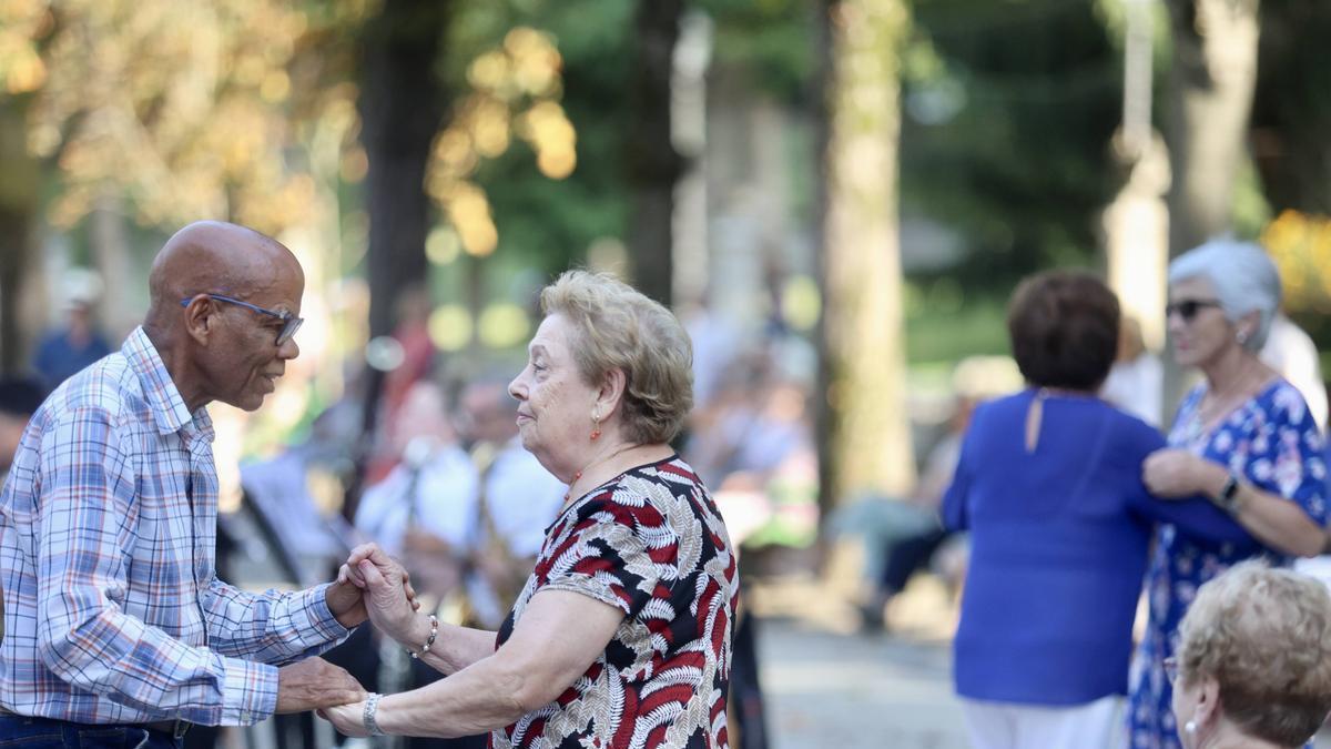 Bailes en el paseo del Bombé.