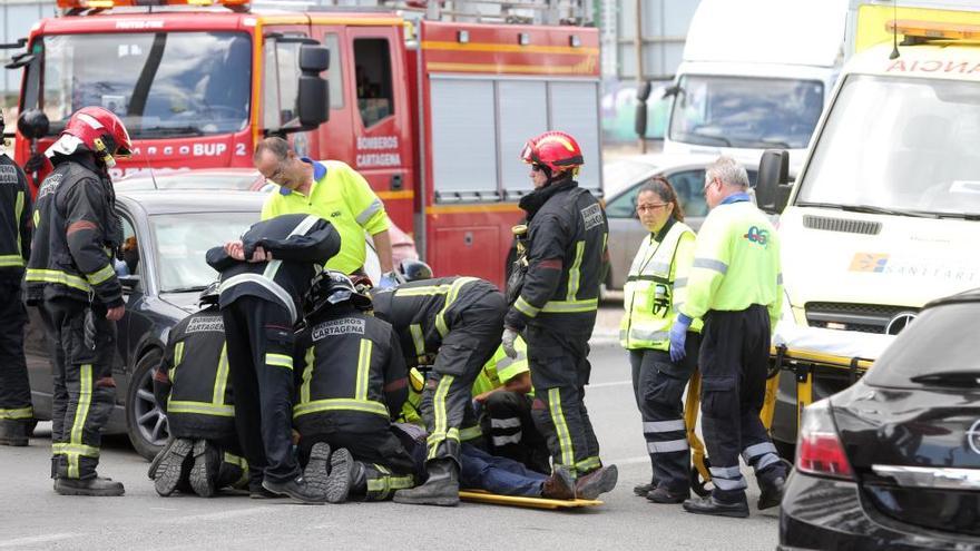 Bomberos y sanitarios atienden al herido