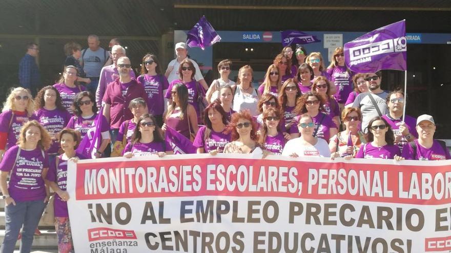 Protesta de los monitores escolares frente a la sede de la Delegación de Educación.