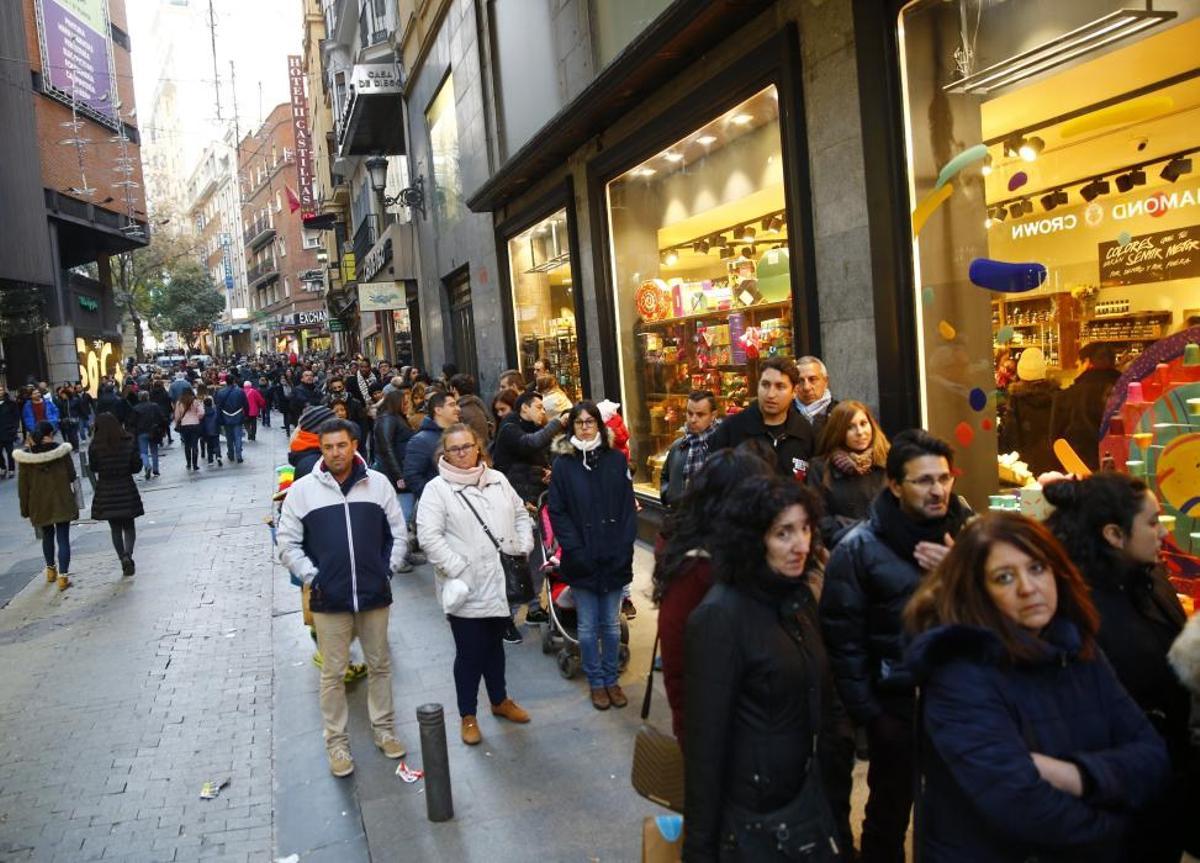 Colas para comprar los décimos antes del Sorteo
