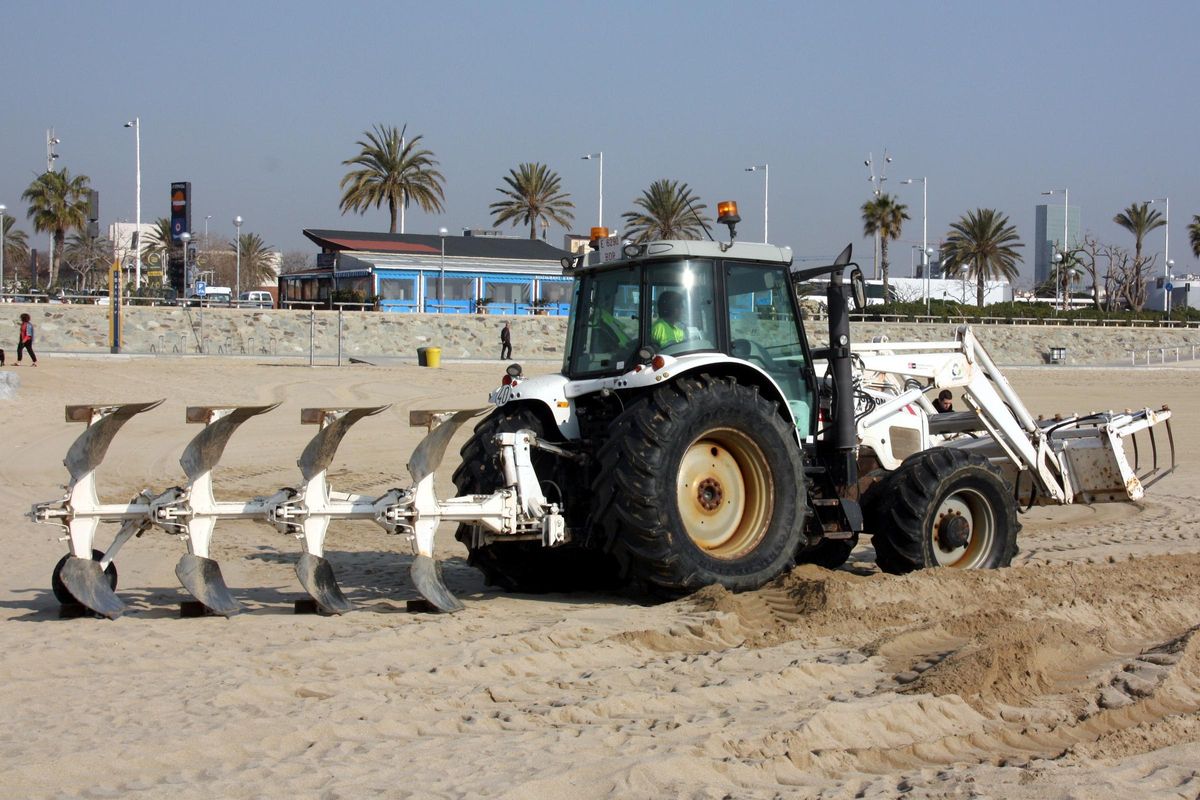 Preparació de les platges de la Mar Bella, la Nova Icària i la Barceloneta per a l’inici de temporada, el 31 de març.