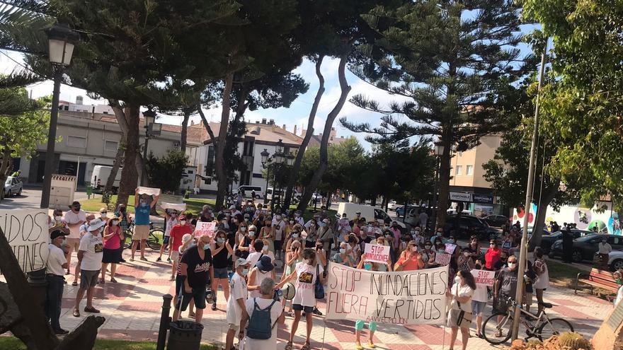 Los vecinos de El Mojón exigen ante el Ayuntamiento el fin de los vertidos y de las inundaciones