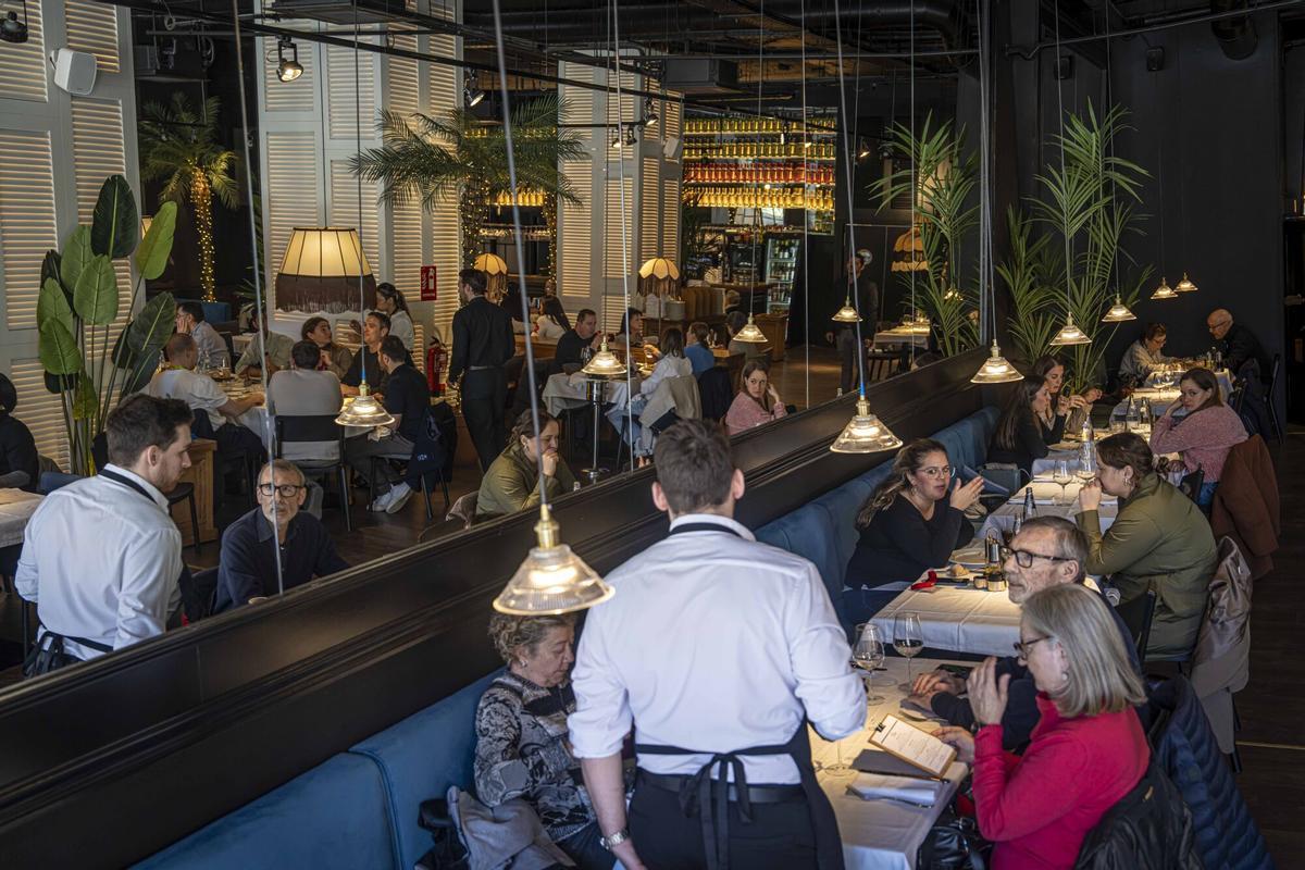 Ambiente a mediodía en el restaurante Casa Carmen, en los bajos del edificio Estel, en la avenida de Roma.