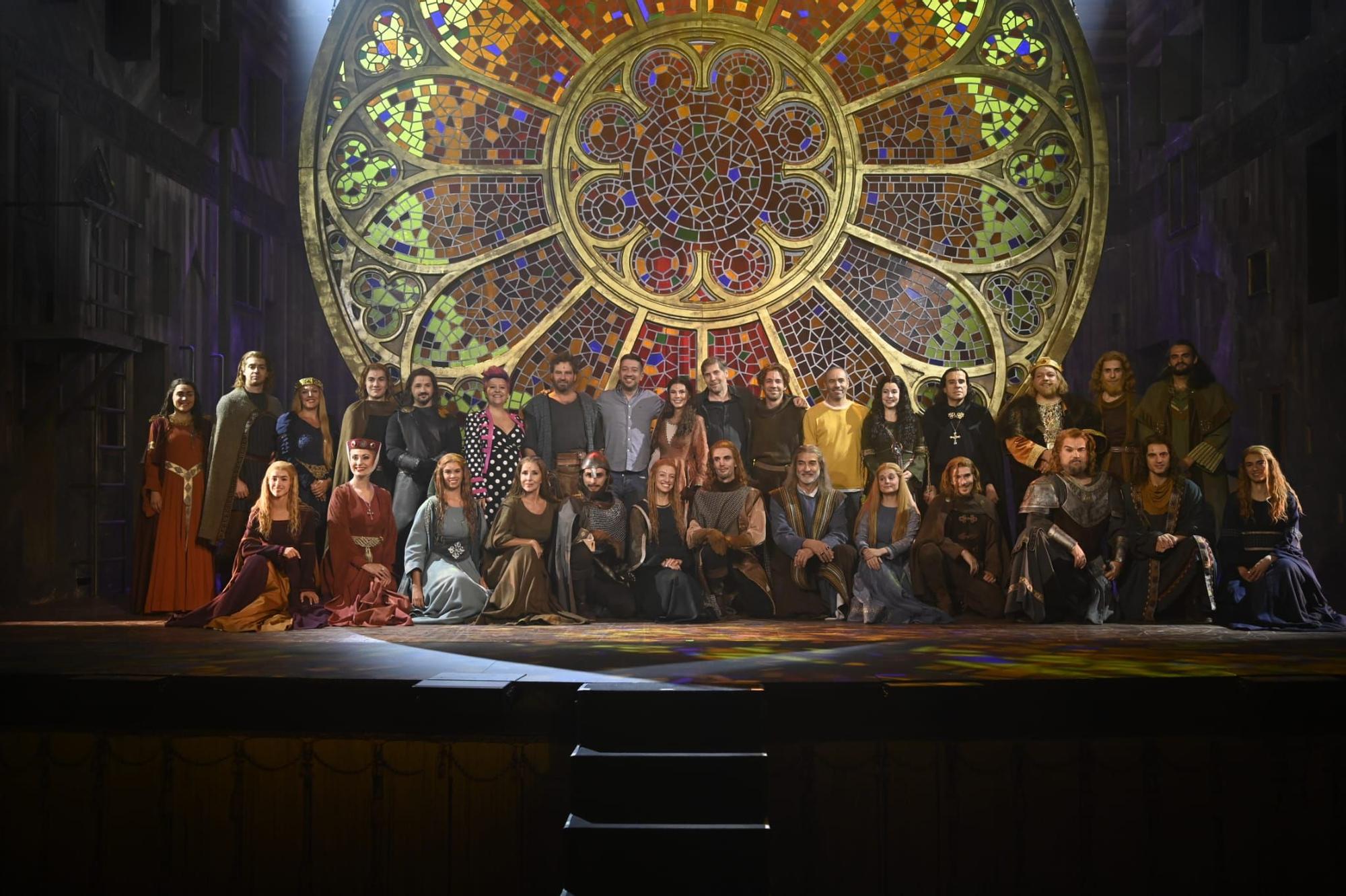 En imáegenes | Así ha sido el estreno del musical 'Los pilares de la Tierra' en el Teatro Principal