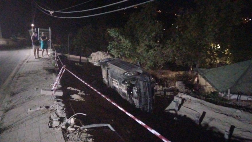 Un coche vuelca en la subida al Monte Gibralfaro