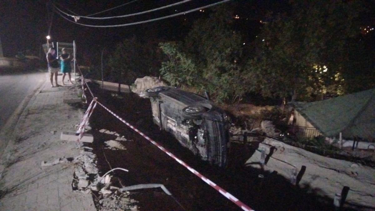 Imagen del vehículo que ha volcado en la subida a Gibralfaro este lunes.