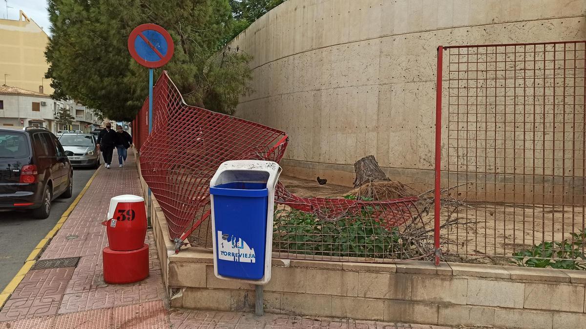 Vallado sin reparar desde hace meses en el centro de salud del Acequión de Torrevieja