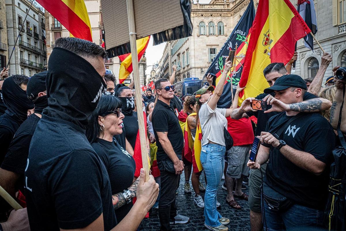 Núcleo Nacional, entre los manifestantes por Ceuta en Barcelona.