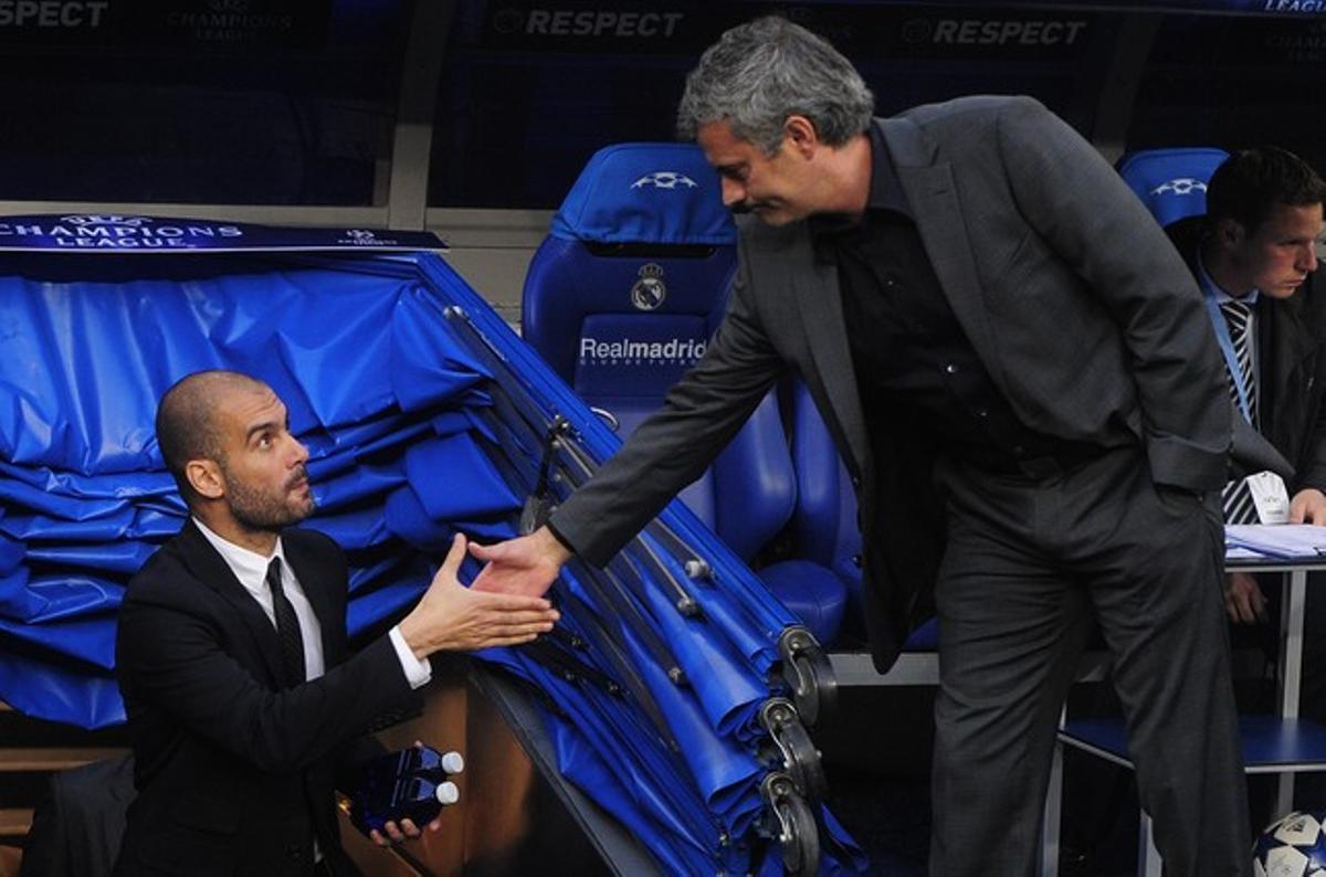 Mourinho saluda a Guardiola.