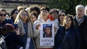 JAÉN, 01/12/2025.- La madre de Sharit (2i), una de las dos adolescentes cuyos cuerpos sin vida aparecieron ayer en el parque de la Concordia de Jaén, junto a varios familiares durante el minuto de silencio que este lunes ha secundado el Ayuntamiento jiennense. Una acción que también se repetirá a las puertas del instituto donde cursaban estudios mientras la investigación, que apunta a un suicidio, continúa abierta y bajo secreto de sumario. EFE/José Manuel Pedrosa