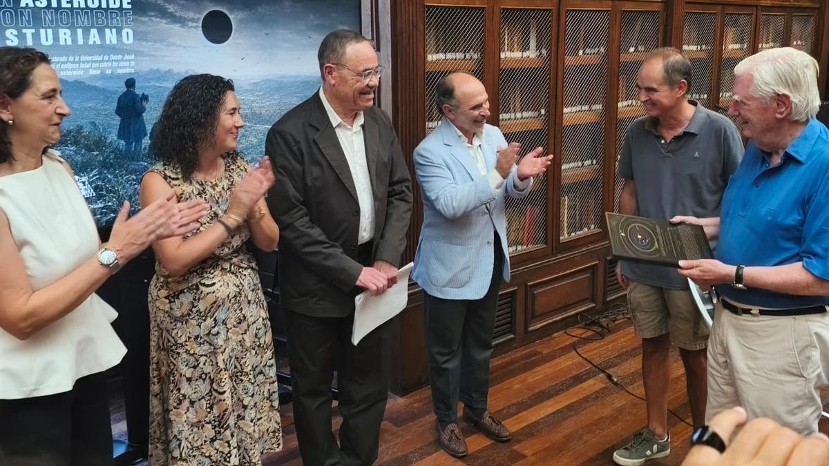 La familia de González Alegre, recibiendo la lámina conmemorativa