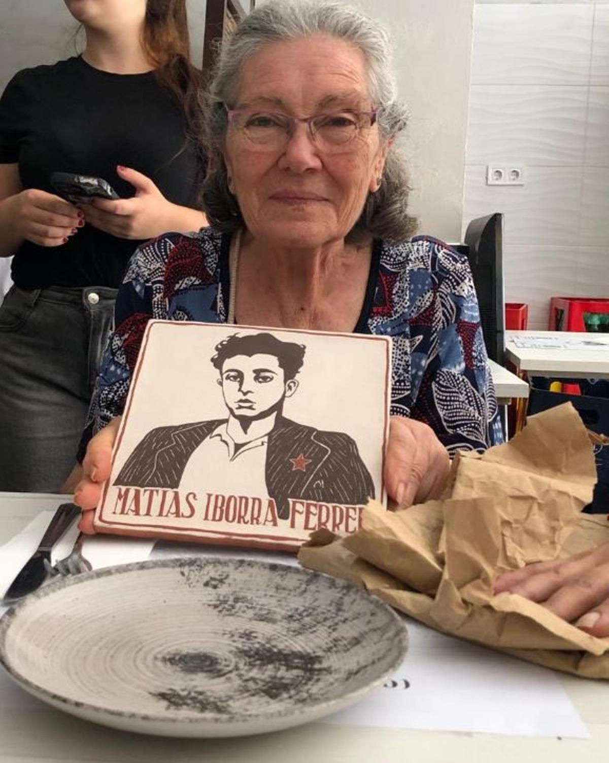 Pepita Iborra, sobrina de Matías, con un socarrat con la imagen de su tío.
