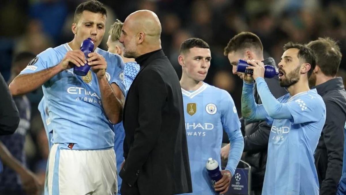 Guardiola habla con Rodri antes de empezar la prórroga.